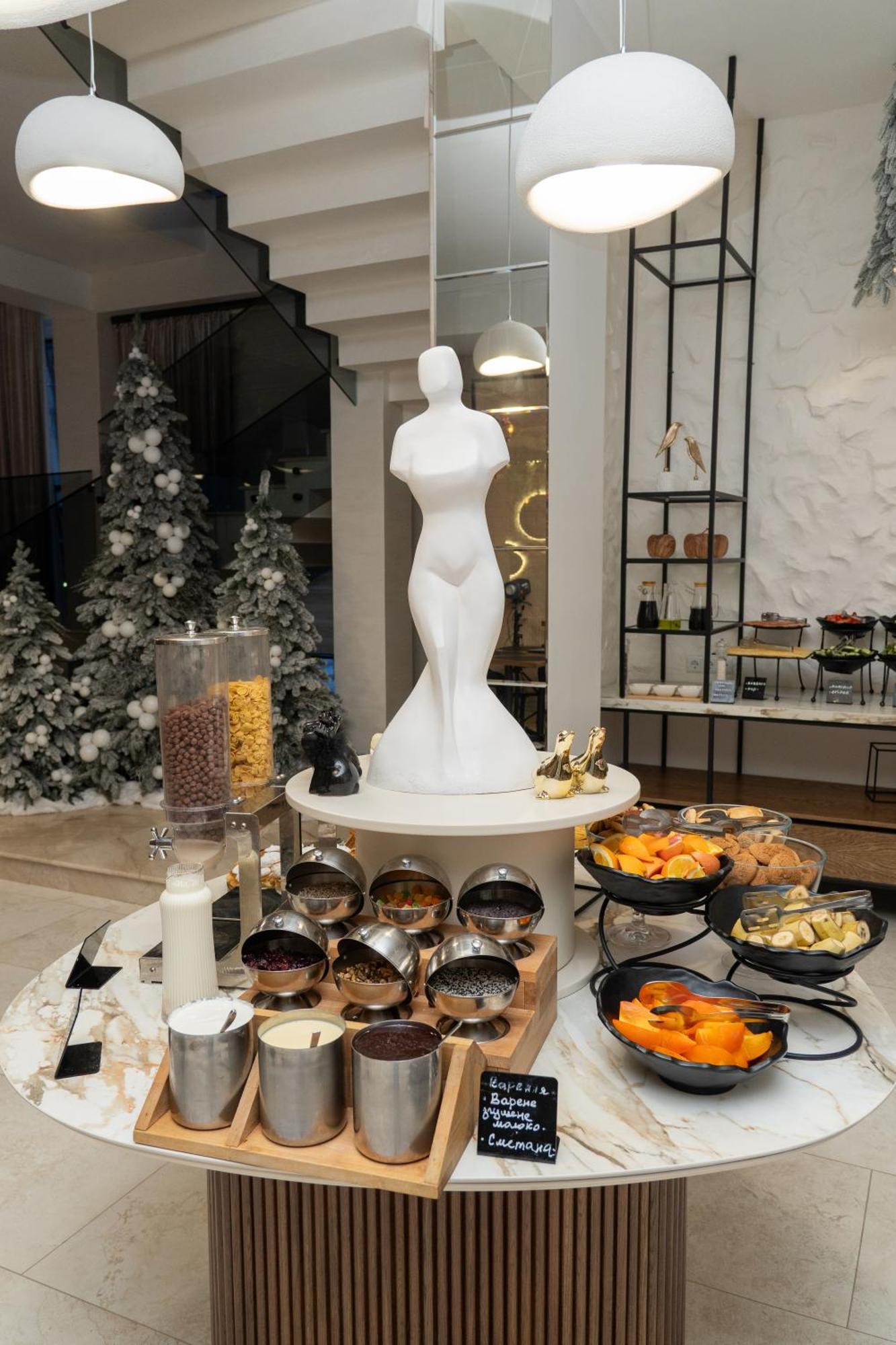 Elena Hotel *